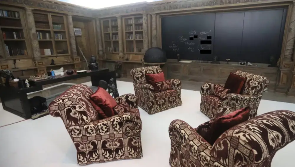 Salón de la mansión de Epstein en su isla privada,