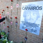  Loli, una de las tres hermanas de Manuel Jos&eacute; Garc&iacute;a Caparr&oacute;s, coloca una ofrenda