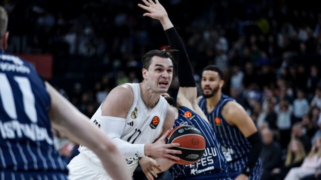 Hezonja fue imparable para la defensa del Anadolu Efes
