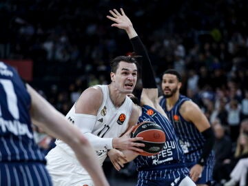 Hezonja fue imparable para la defensa del Anadolu Efes