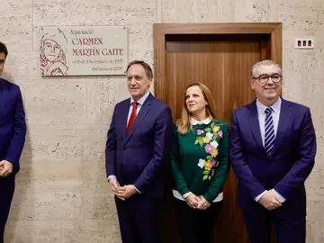 El director territorial de Unicaja en Castilla y León, Manuel Rubio; el alcalde de Salamanca, Carlos García Carbayo; el secretario general de la Universidad de Salamanca, Alfredo Ávila de la Torre, y la catedrática de la Usal y coordinadora del blog sobre Carmen Martín Gaite, Esther del Brío, descubren la placa El director territorial de Unicaja en Castilla y León, Manuel Rubio; el alcalde de Salamanca, Carlos García Carbayo; el secretario general de la Universidad de Salamanca, Alfredo Ávila de la Torre, y la catedrática de la Usal y coordinadora del blog sobre Carmen Martín Gaite, Esther del Brío, descubren la placa