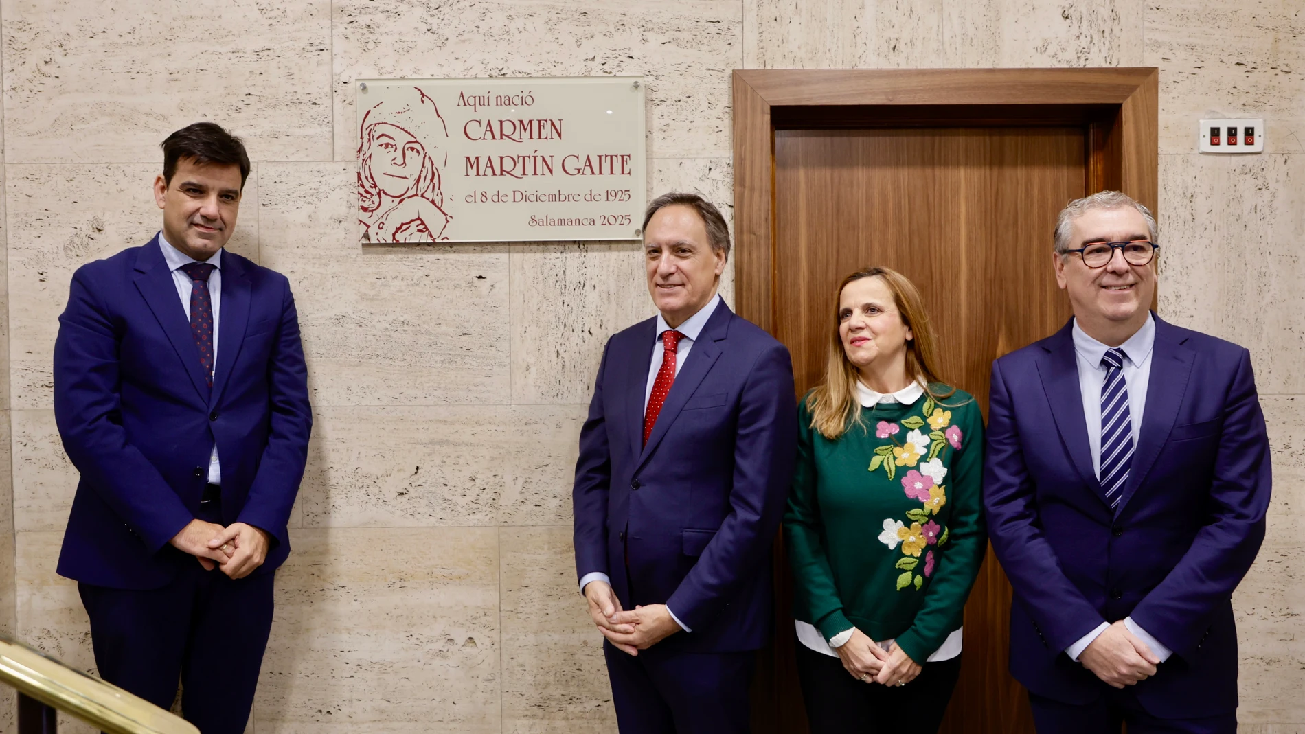 El director territorial de Unicaja en Castilla y León, Manuel Rubio; el alcalde de Salamanca, Carlos García Carbayo; el secretario general de la Universidad de Salamanca, Alfredo Ávila de la Torre, y la catedrática de la Usal y coordinadora del blog sobre Carmen Martín Gaite, Esther del Brío, descubren la placa