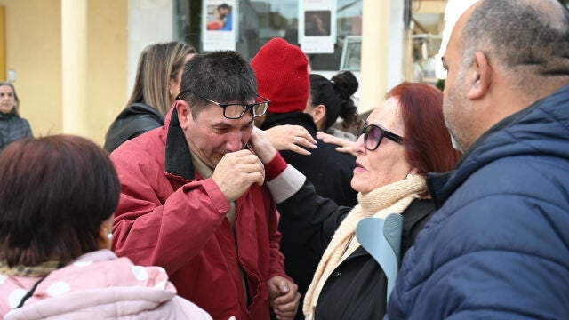 El abuelo materno de Lucas, el ni&ntilde;o de 4 a&ntilde;os hallado muerto con signos de violencia en una playa de Garrucha (Almer&iacute;a), llora junto a familiares y vecinos de esta localidad almeriense tras un minuto de silencio que se ha guardado en un acto institucional a las puertas del Ayuntamiento donde las banderas ondean a media asta con cresp&oacute;n negro, para expresar su repulsa por el crimen, y tras el cual ha responsabilizado a la pareja de la madre de lo oc...