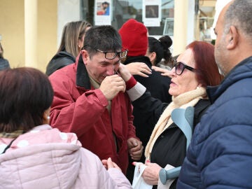 El abuelo materno de Lucas, el ni&ntilde;o de 4 a&ntilde;os hallado muerto con signos de violencia en una playa de Garrucha (Almer&iacute;a), llora junto a familiares y vecinos de esta localidad almeriense tras un minuto de silencio que se ha guardado en un acto institucional a las puertas del Ayuntamiento donde las banderas ondean a media asta con cresp&oacute;n negro, para expresar su repulsa por el crimen, y tras el cual ha responsabilizado a la pareja de la madre de lo oc...