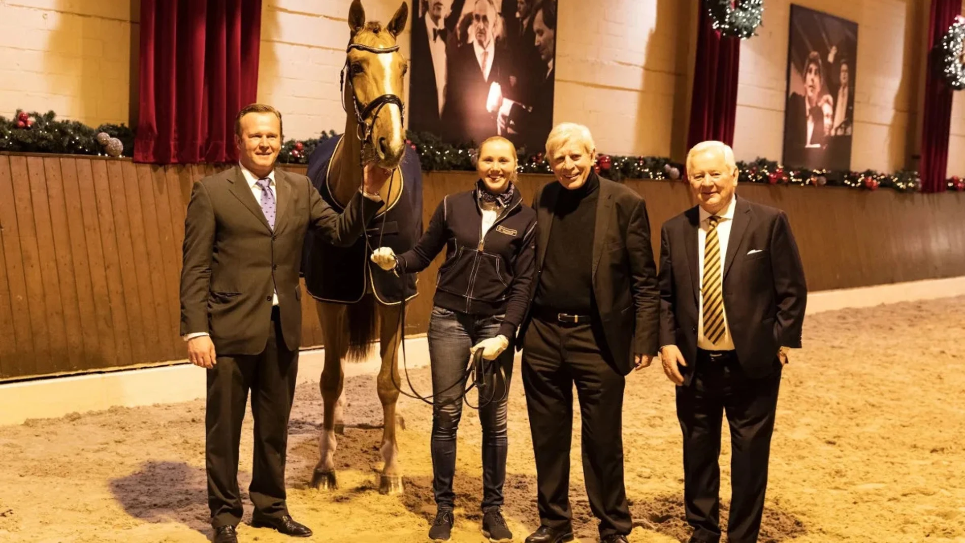 Paul Schockemöhle, segundo por la derecha