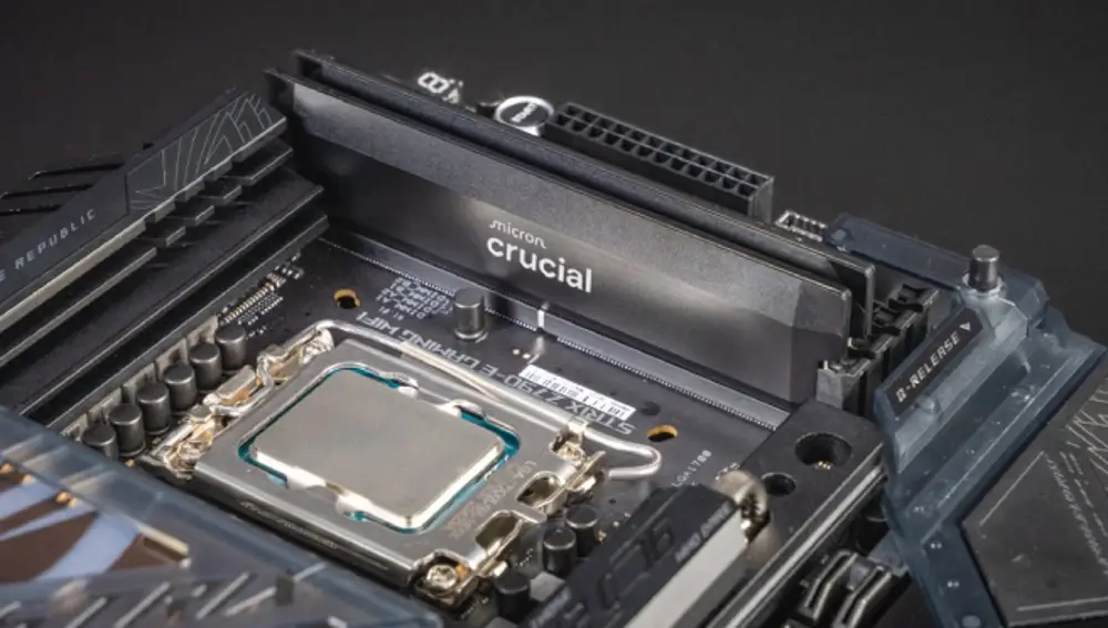 Módulos de memoria RAM de Crucial en la placa base de un ordenador de consumo.