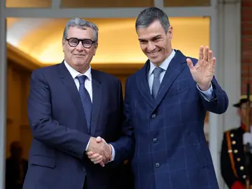 XIII reunión de alto nivel España - Marruecos FOTODELDÍA MADRID, 04/12/2025.- El presidente del Gobierno, Pedro Sánchez (d), recibe al primer ministro de Marruecos, Aziz Akhannouch, este miércoles en el complejo de La Moncloa para la reunión billateral que ambos mantienen dentro de la XIII Reunión de alto nivel entre ambos países. EFE/ Zipi Aragon