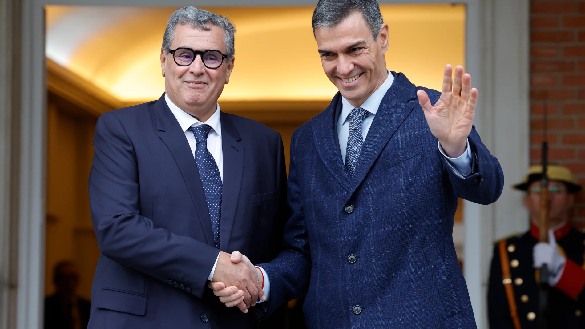 FOTODELDÍA MADRID, 04/12/2025.- El presidente del Gobierno, Pedro Sánchez (d), recibe al primer ministro de Marruecos, Aziz Akhannouch, este miércoles en el complejo de La Moncloa para la reunión billateral que ambos mantienen dentro de la XIII Reunión de alto nivel entre ambos países. EFE/ Zipi Aragon