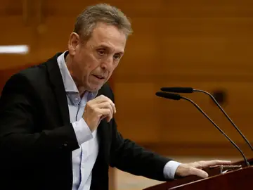 Pleno de la Asamblea de Madrid MADRID, 04/12/2025.- El portavoz adjunto del PSOE, Fernando Fernández, interviene en el pleno de la Asamblea de Madrid, este jueves. EFE/ Sergio Pérez