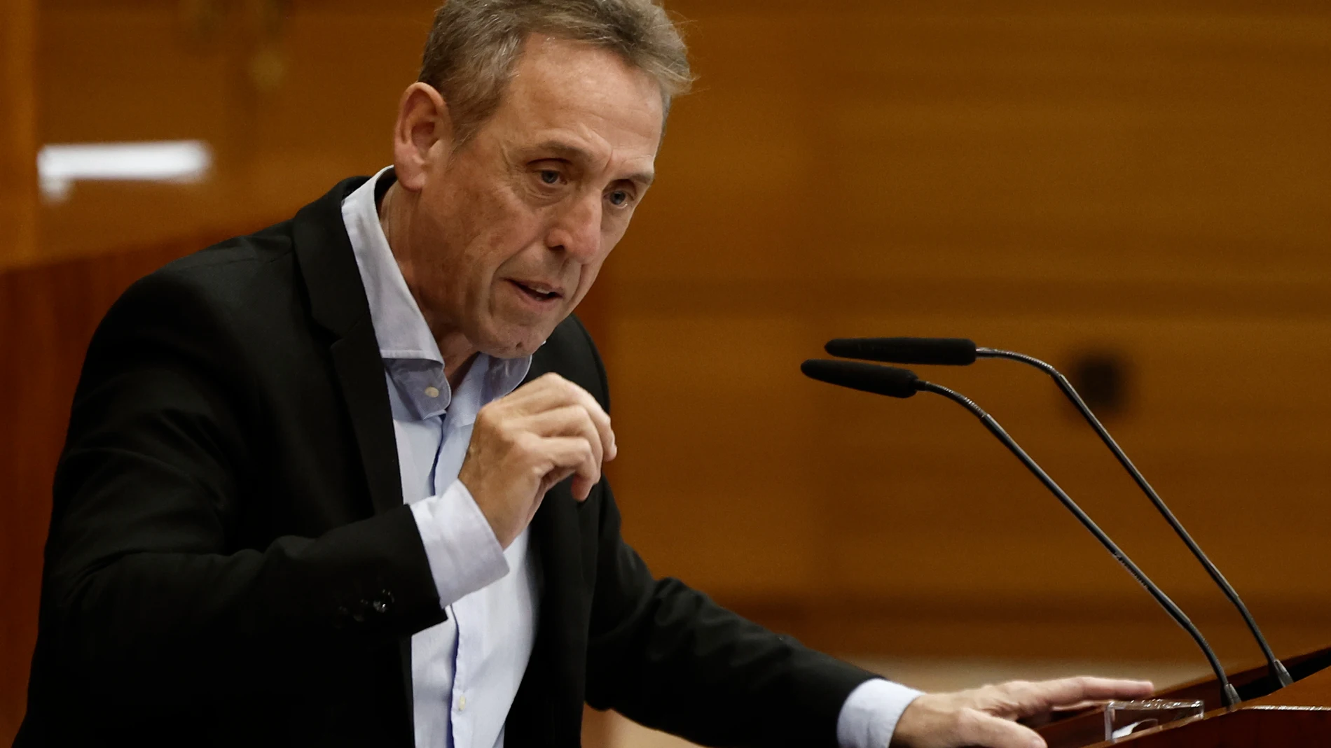 MADRID, 04/12/2025.- El portavoz adjunto del PSOE, Fernando Fernández, interviene en el pleno de la Asamblea de Madrid, este jueves. EFE/ Sergio Pérez