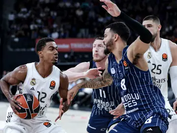 EuroLeague Basketball - Anadolu Efes vs Real Madrid ISTANBUL (Turkey), 04/12/2025.- Nick Weiler-Babb (R) of Anadolu Efes in action against Theo Maledon (L) of Real Madrid during the Euroleague Basketball match between Anadolu Efes and Real Madrid in Istanbul, Turkey, 04 December 2025. (Baloncesto, Euroliga, Turquía, Estanbul) EFE/EPA/ERDEM SAHIN