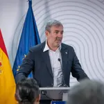 Clavijo muestra su apoyo a la consejera canaria de Turismo, que recibe amenazas por la norma de alquiler vacacional