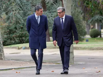 España y Marruecos celebran su XIII reunión de alto nivel para reforzar las relaciones MADRID, 04/12/2025.- El presidente del Gobierno, Pedro Sánchez (i), recibe al jefe de Gobierno marroquí Aziz Akhannouch (d) a antes de la reunión de alto nivel entre ambos países, este jueves, en el Palacio de la Moncloa. EFE/ Zipi
