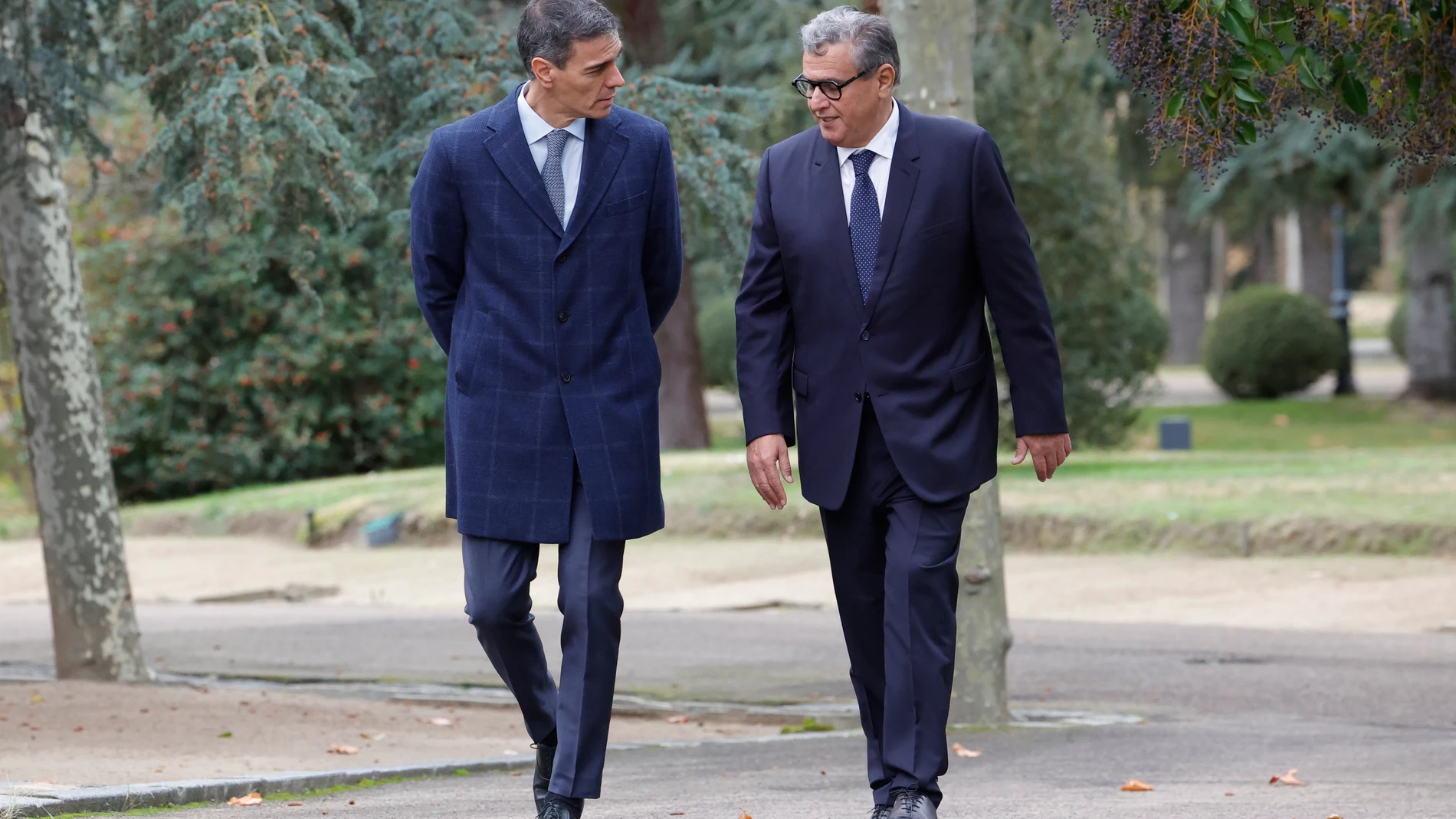MADRID, 04/12/2025.- El presidente del Gobierno, Pedro Sánchez (i), recibe al jefe de Gobierno marroquí Aziz Akhannouch (d) a antes de la reunión de alto nivel entre ambos países, este jueves, en el Palacio de la Moncloa. EFE/ Zipi