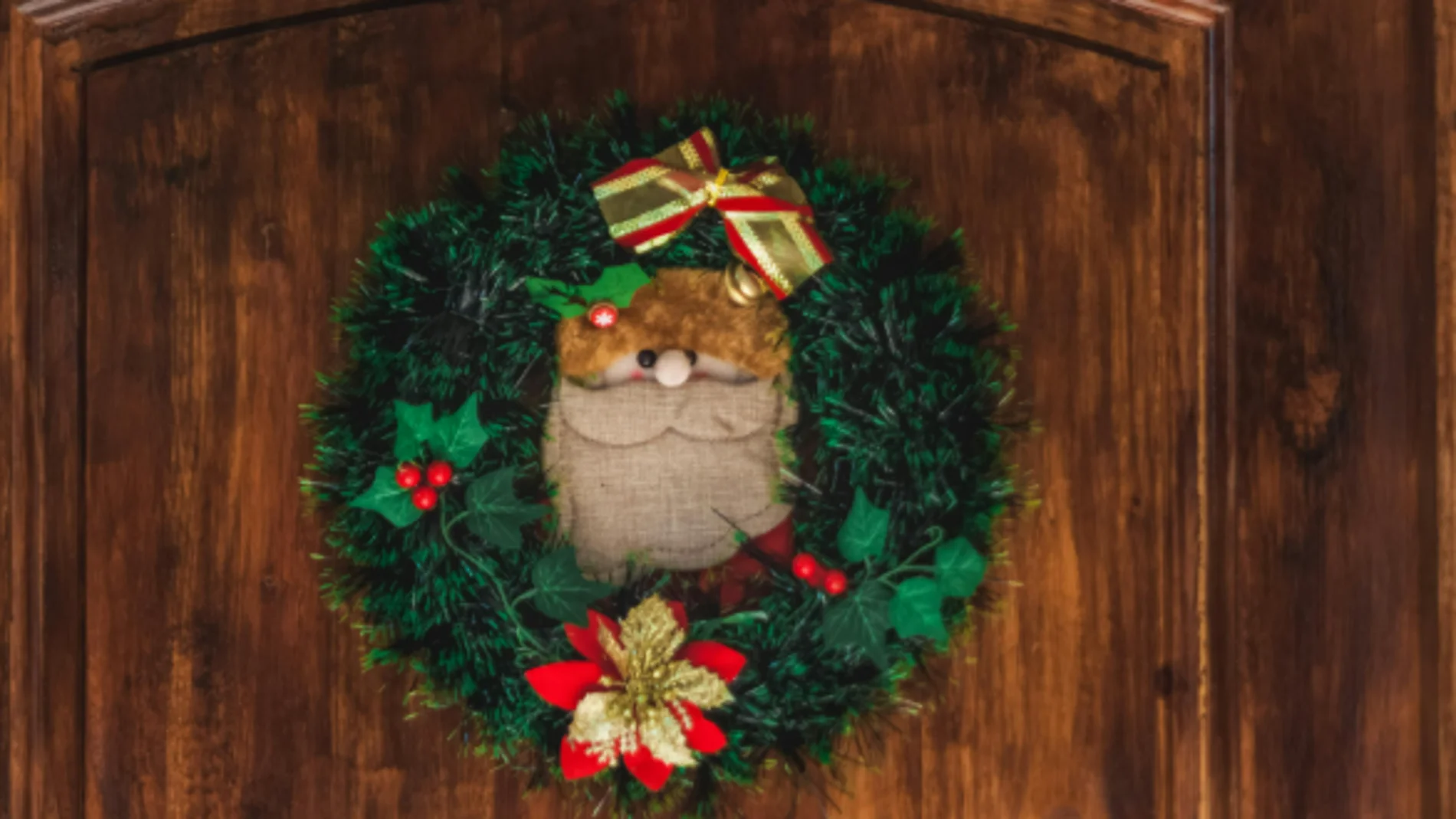 ¿Puedo decorar la puerta de mi casa por fuera con adornos navideños? Esto dice la ley