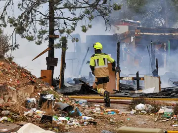 Bomberos de Albacete trabajan en extinguir un incendio en un asentamiento de 10 chabolas ALBACETE , 04/12/2025.- Los bomberos de Albacete trabajan para extinguir un incendio que se ha declarado en un asentamiento de diez chabolas, en el que de momento no constan daños humanos. EFE/ Manu