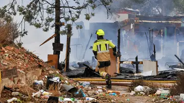 Bomberos de Albacete trabajan en extinguir un incendio en un asentamiento de 10 chabolas Bomberos de Albacete trabajan en extinguir un incendio en un asentamiento de 10 chabolas