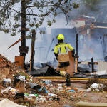 Bomberos de Albacete trabajan en extinguir un incendio en un asentamiento de 10 chabolas