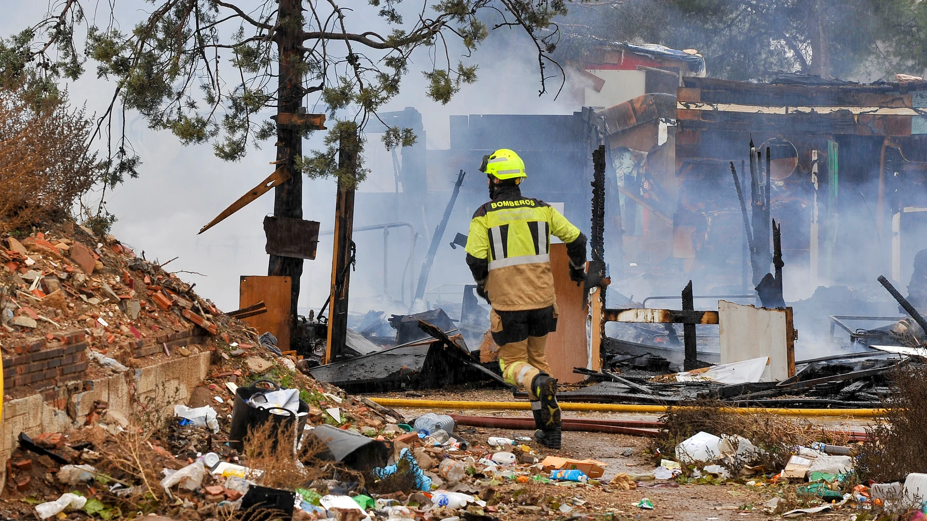 ALBACETE , 04/12/2025.- Los bomberos de Albacete trabajan para extinguir un incendio que se ha declarado en un asentamiento de diez chabolas, en el que de momento no constan daños humanos. EFE/ Manu