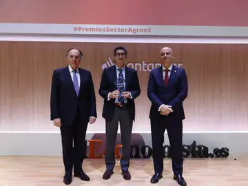 El director de Expansión de Galletas Gullón, Gonzalo Machado, recoge el galardón El director de Expansión de Galletas Gullón, Gonzalo Machado, recoge el galardón