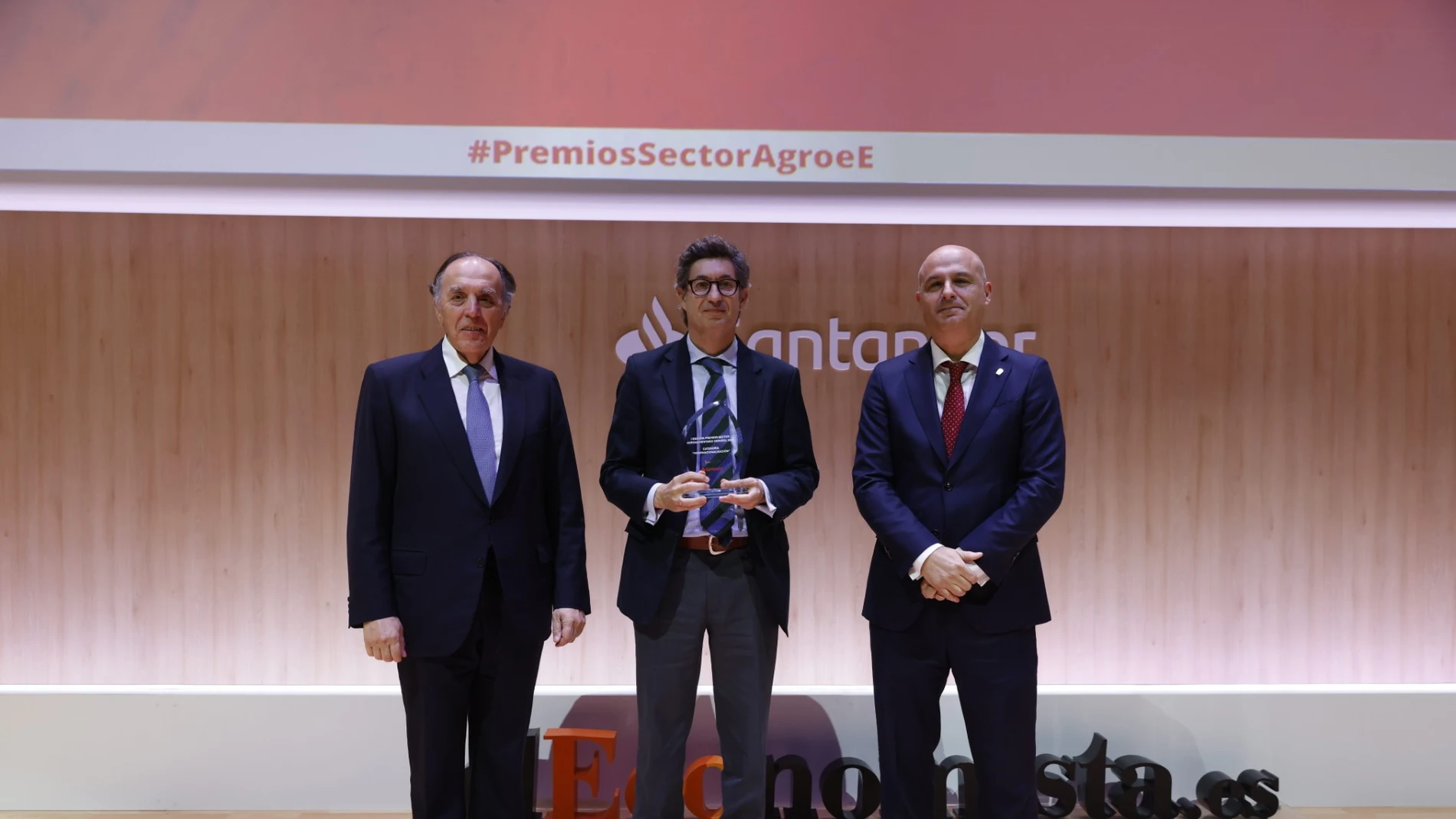 El director de Expansión de Galletas Gullón, Gonzalo Machado, recoge el galardón