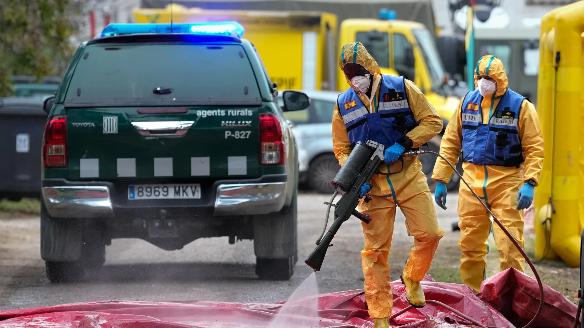 FOTODELDÍA - . CERDANYOLA DEL VALLÈS (BARCELONA) (ESPAÑA), 04/12/2025.-Desinfección por parte de la UME de un vehículo de un vehículo de los Guardias Forestales a la entrada del Centro de Recuperación de Fauna Salvaje de Torreferrusa , este jueves en que la Unión Europea (UE) ha ampliado de 64 a 91 los municipios de la zona afectada por el brote de peste porcina africana, que estarán sometidos a restricciones hasta el 28 de febrero de 2026, y ha dejado fuera de este perímetro las comarcas co...