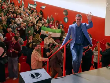 Pedro Sánchez asiste a un acto electoral en Plasencia PLASENCIA, 04/12/2025.- El presidente del Gobierno y secretario general del PSOE, Pedro Sánchez, asiste un acto político celebrado este jueves en Plasencia (Cáceres) enmarcado en la carrera electoral del 21D, junto al líder de los socialistas extremeños y candidato a la Presidencia de la Junta de Extremadura, Miguel Ángel Gallardo. EFE/Eduardo Palomo