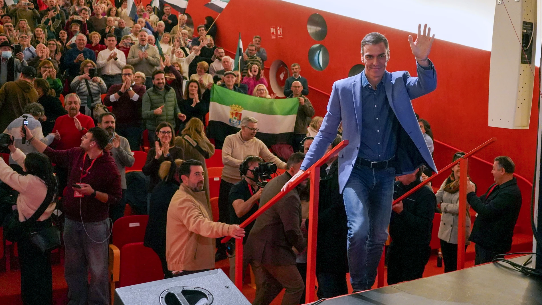 PLASENCIA, 04/12/2025.- El presidente del Gobierno y secretario general del PSOE, Pedro Sánchez, asiste un acto político celebrado este jueves en Plasencia (Cáceres) enmarcado en la carrera electoral del 21D, junto al líder de los socialistas extremeños y candidato a la Presidencia de la Junta de Extremadura, Miguel Ángel Gallardo. EFE/Eduardo Palomo