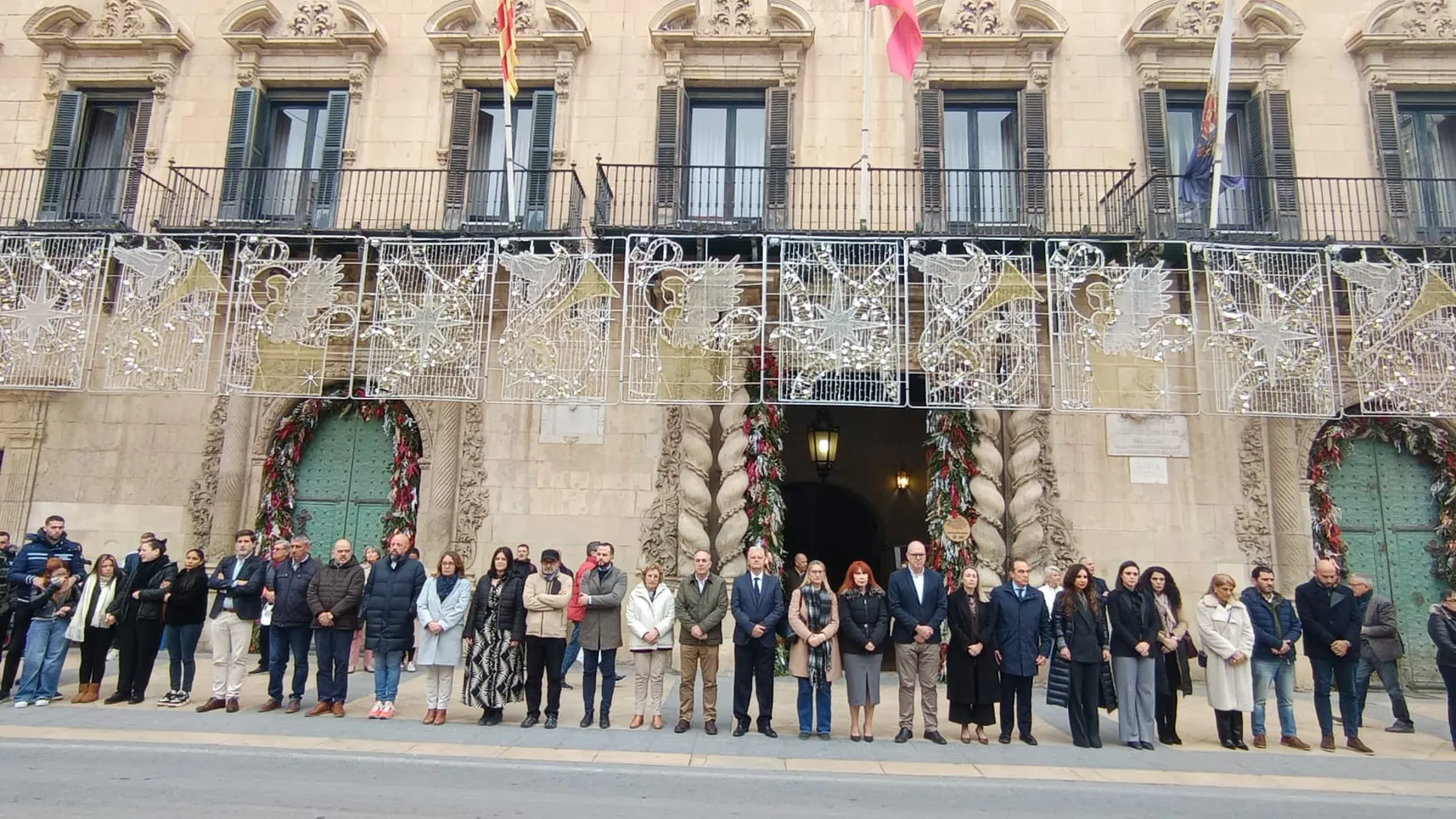 Alicante ha decretado el luto por el asesinato de Oriana, de 29 años, a manos de su pareja y ha guardado tres minutos de silencio en la puerta del Ayuntamiento