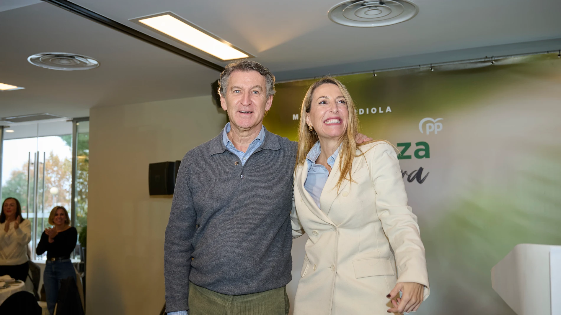 La presidenta de la Junta de Extremadura, María Guardiola (d), y el presidente del Partido Popular, Alberto Núñez Feijóo (i), durante un mitin del PP, a 4 de diciembre de 2025, en Don Benito, Badajoz, Extremadura (España). El mitin se enmarca dentro de la precampaña electoral para las elecciones a la Junta de Extremadura que se celebrarán el próximo 21 de diciembre. 04 DICIEMBRE 2025 Andrés Rodríguez / Europa Press 04/12/2025