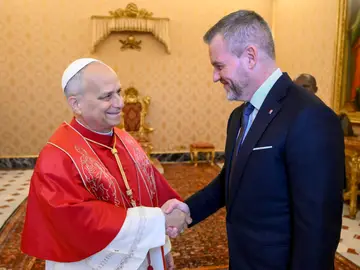 Pope Leo XIV receives President of Slovakia Pellegrini in Vatican City VATICAN CITY (Vatican City State (Holy See)), 04/12/2025.- A handout picture provided by the Vatican Media shows Pope Leo XIV (L) receiving the President of the Slovak Republic, Peter Pellegrini (R), and his delegation in audience, Vatican City, 04 December 2025. (Papa, Eslovaquia) EFE/EPA/VATICAN MEDIA HANDOUT HANDOUT EDITORIAL USE ONLY/NO SALES