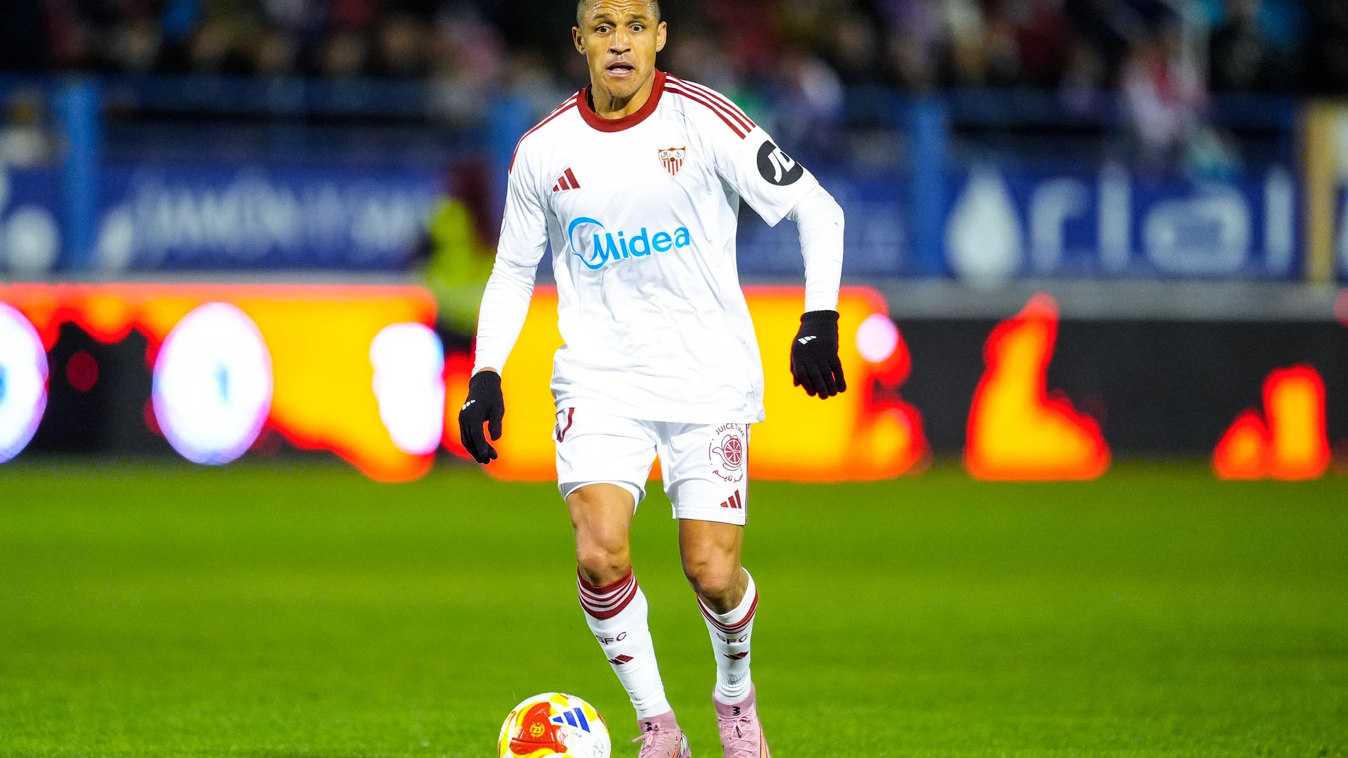 Alexis Sanchez of Sevilla FC in action during the Copa del Rey, second round, football match played between CD Extremadura 1924 and Sevilla FC at Francisco de la Hera stadium on December 4, 2025, in Extremadura, Spain. AFP7 04/12/2025 ONLY FOR USE IN SPAIN