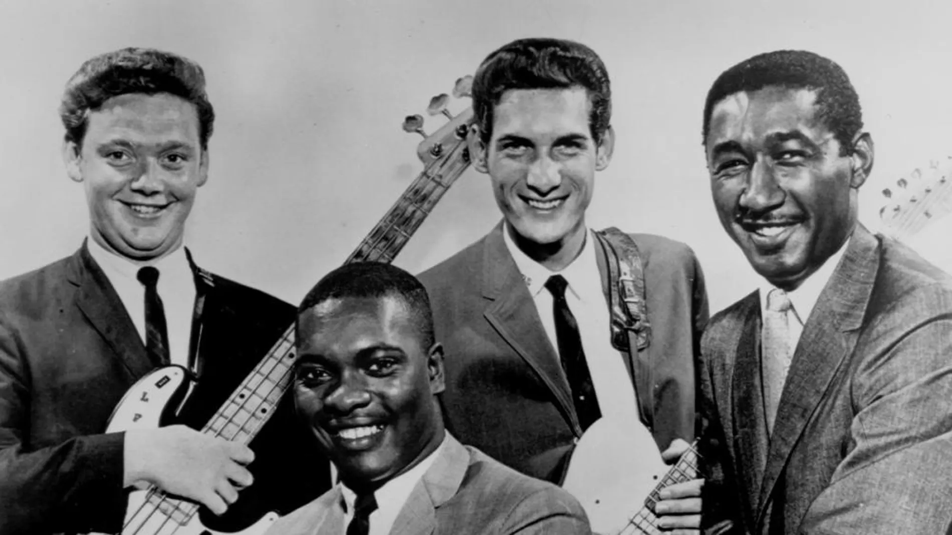 Cropper (segundo desde la derecha) con Booker T. y los MG, en 1967