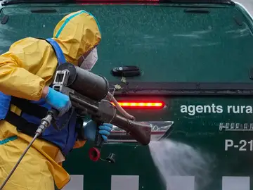 Desinfección por parte de la UME de un vehículo de Agentes Rurales a su vuelta de la zona zero Desinfección por parte de la UME de un vehículo de Agentes Rurales a su vuelta de la zona zero