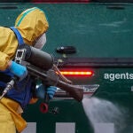 Desinfecci&oacute;n por parte de la UME de un veh&iacute;culo de Agentes Rurales a su vuelta de la zona zero