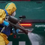 Desinfección por parte de la UME de un vehículo de Agentes Rurales a su vuelta de la zona zero