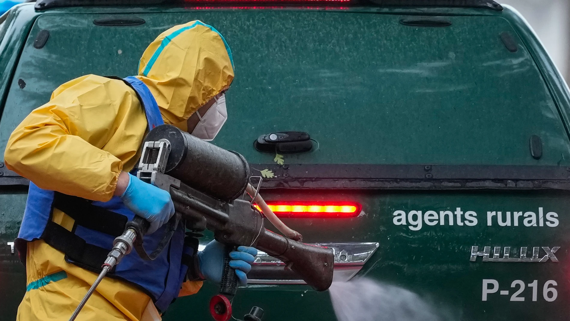 Desinfección por parte de la UME de un vehículo de Agentes Rurales a su vuelta de la zona zero