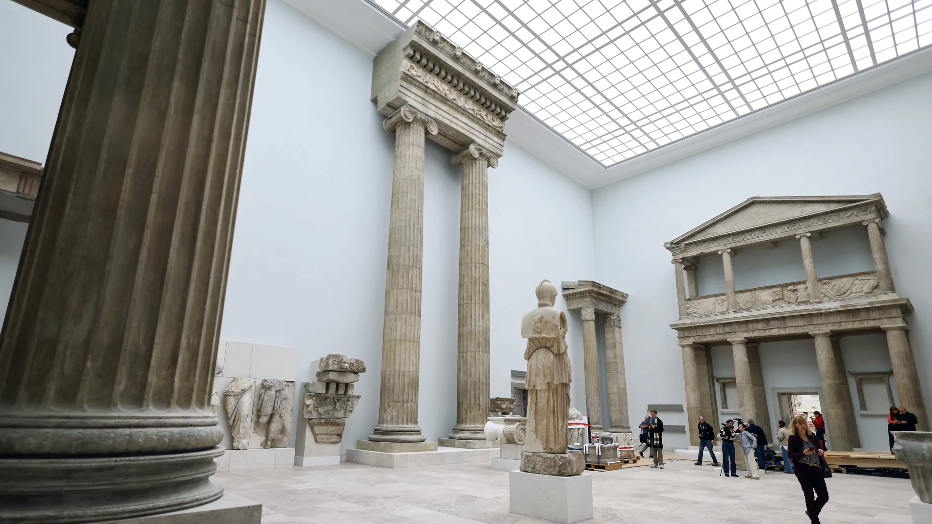 BERLIN (Germany), 04/12/2025.- Journalists walk at the Hall of Hellenistic Architecture during a press tour of the renovation site of the Pergamon Museum in Berlin, Germany, 04 December 2025. The Pergamon Museum is undergoing extensive, long-term renovation under the 'Master Plan Museum Island' project. While the North Wing and the Pergamon Altar hall are slated to reopen in spring 2027, the entire project, including the South Wing and the new fourth wing, is projected for completion into the...