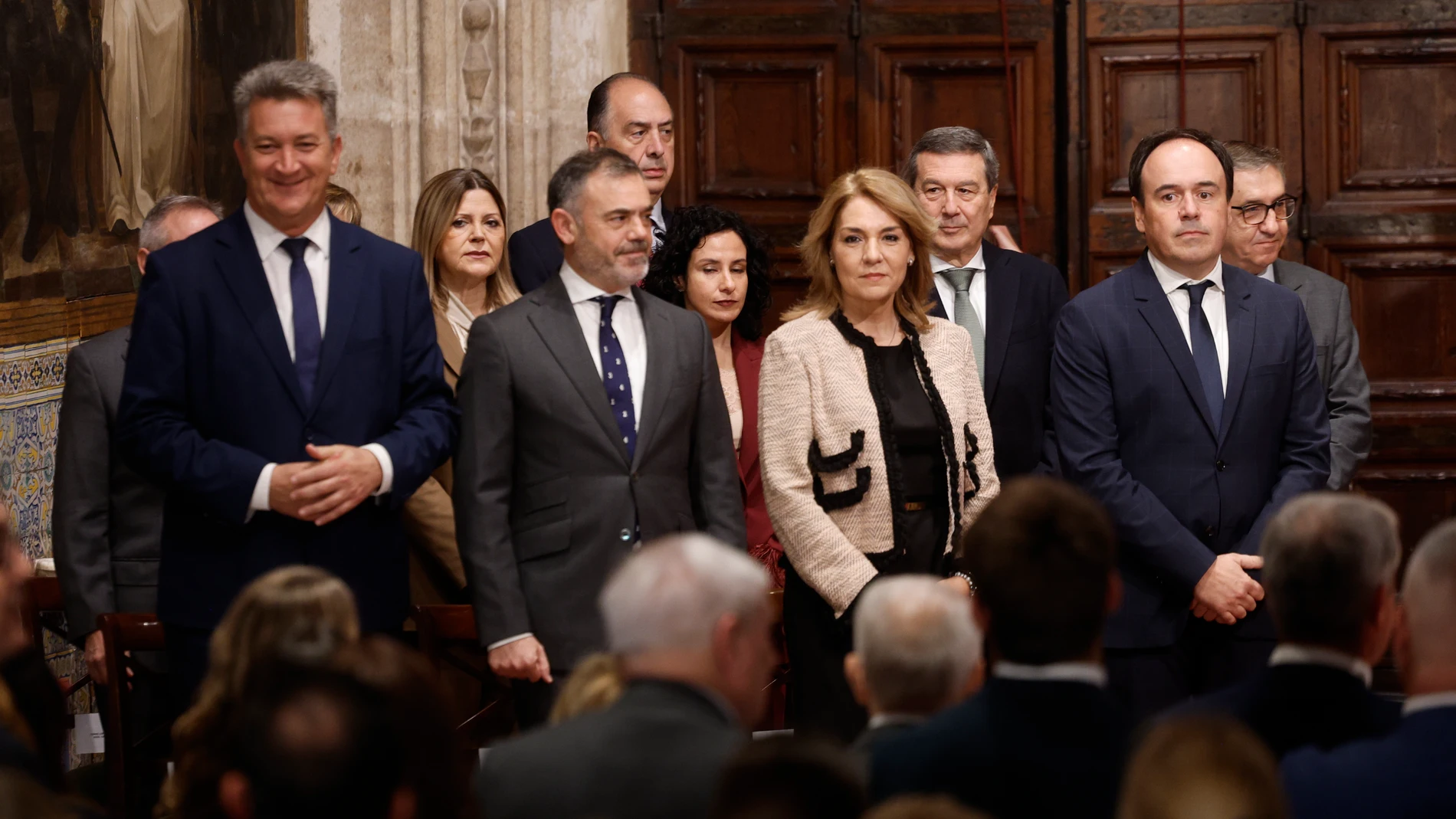 VALENCIA (ESPAÑA), 04/12/2025.- El gobierno del nuevo president de la Generalitat, Juanfran Pérez Llorca (d) formado por once Consellerias, dos más que las actuales, de las que tres tienen el rango de vicepresidencias, y que mantiene a todos los consellers de su predecesor, el dimitido Carlos Mazón, excepto a la de Hacienda y Economía, Ruth Merino, toma posesión en un acto en el Palau de la Generalitat este jueves en Valencia. EFE/ Kai Försterling