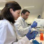 Los investigadores Mar&iacute;a Linares y Roberto Garc&iacute;a-Vicente en su laboratorio