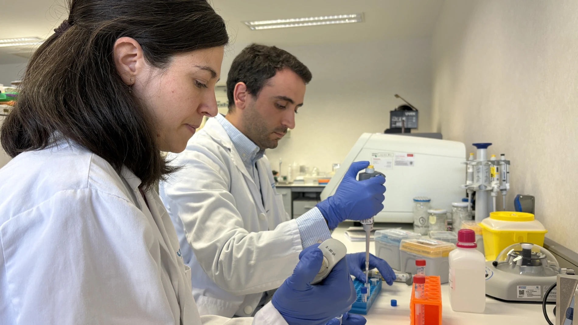Los investigadores María Linares y Roberto García-Vicente en su laboratorio