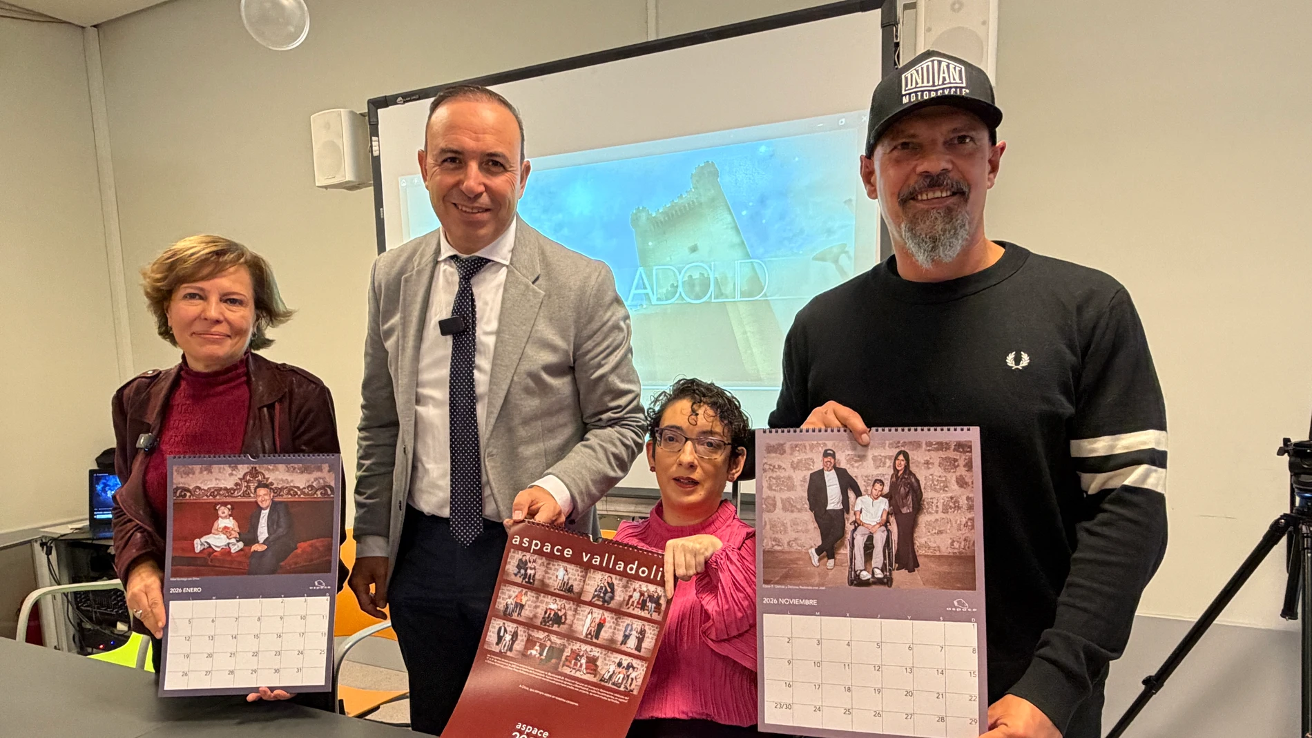 Víctor David Alonso Monge, vicepresidente de la Diputación de Valladolid; César Pérez Gellida, organizador de Blacklladolid; Ana Isabel Alario, presidenta de ASPACE Valladolid; y Maite Casto y Siro Lleras, miembros del Consejo Provincial de AECC Valladolid, presentan el calendario