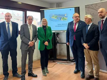 Alejandro Vázquez presenta el proyecto junto a Benito Serrano y Yolanda de Gregorio, entre otros Alejandro Vázquez presenta el proyecto junto a Benito Serrano y Yolanda de Gregorio, entre otros