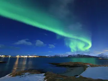Vista de una aurora boreal en su máximo esplendor Vista de una aurora boreal en su máximo esplendor