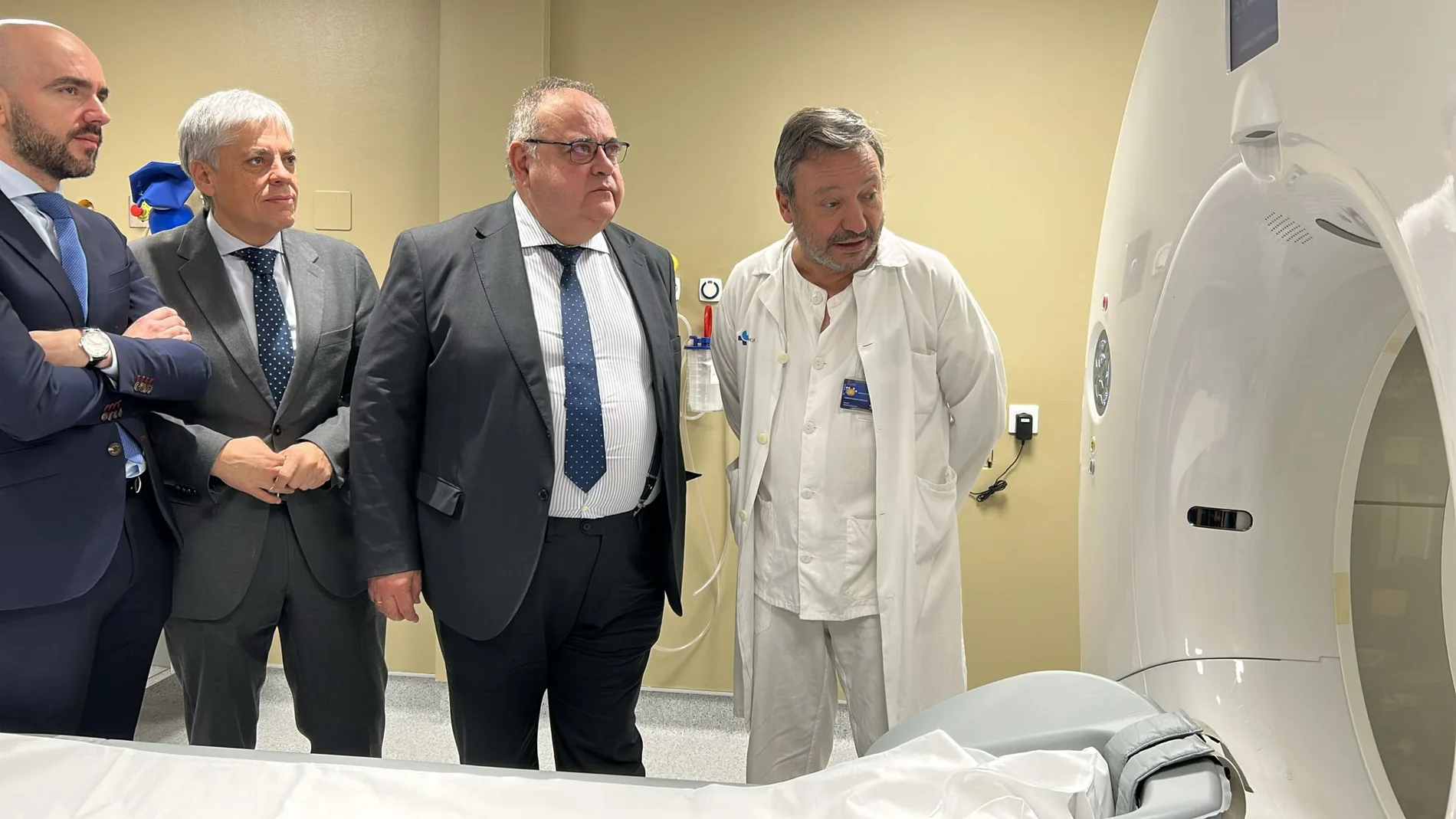 El consejero de Sanidad visita el Hospital de León