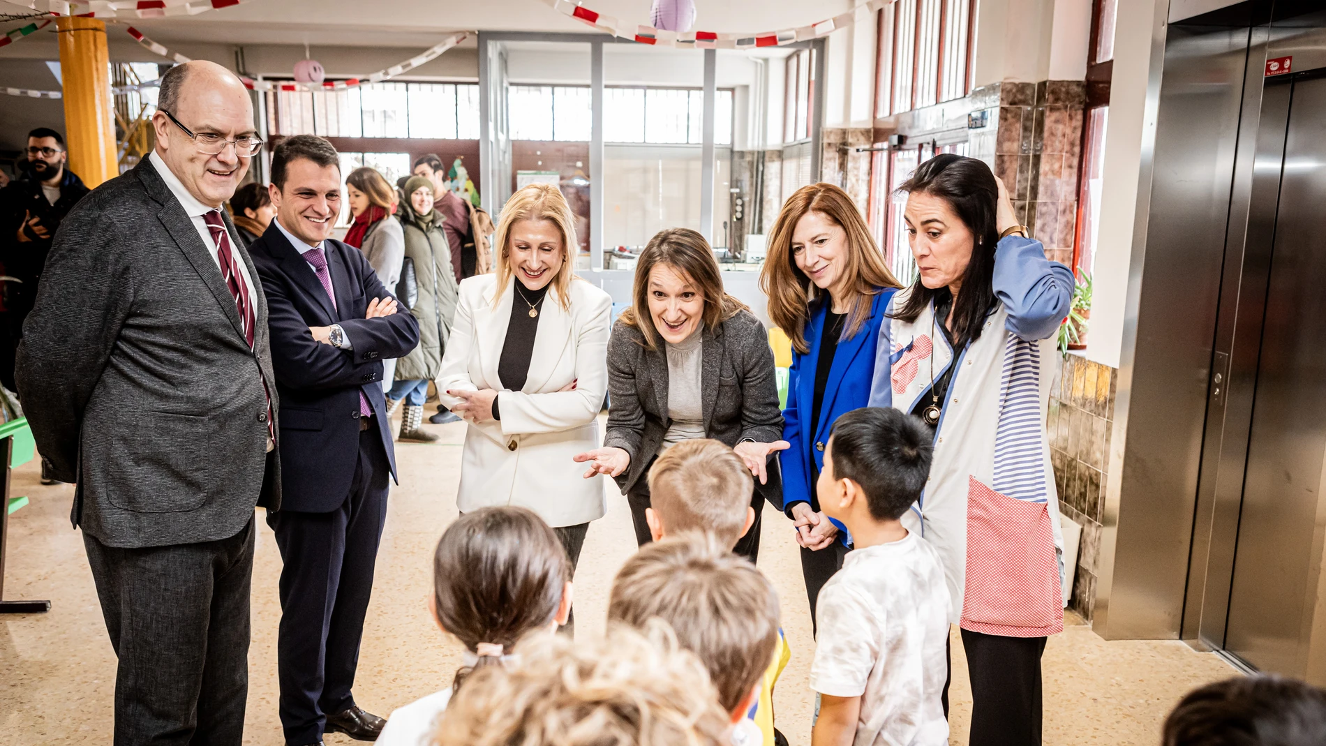 La consejera de Educación, Rocío Lucas, visita el Centro de Educación Infantil y Primaria ‘Los Doce Linajes’