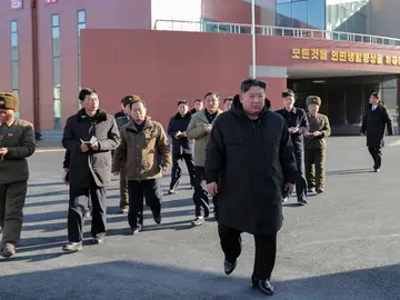 El líder norcoreano intensifica visitas a fábricas antes de sesiones clave del partido AME6045. PYONGAN DEL SUR (COREA DEL NORTE), 05/12/2025.- Captura de pantalla de video cedida por KCNA del líder norcoreano, Kim Jong-un, durante visitas a fábricas en Pyonyang del Sur (Corea del Norte). Kim Jong-un realizó visitas a fábricas a punto de ser inauguradas, según reportó este viernes el medio estatal KCNA, en un aparente intento de enfatizar logros económicos antes de sesiones clave del Partido de los Trabajadores (WPK) este mes y el próximo año. EFE/ Kcna /SOLO USO EDITORIAL/NO V...