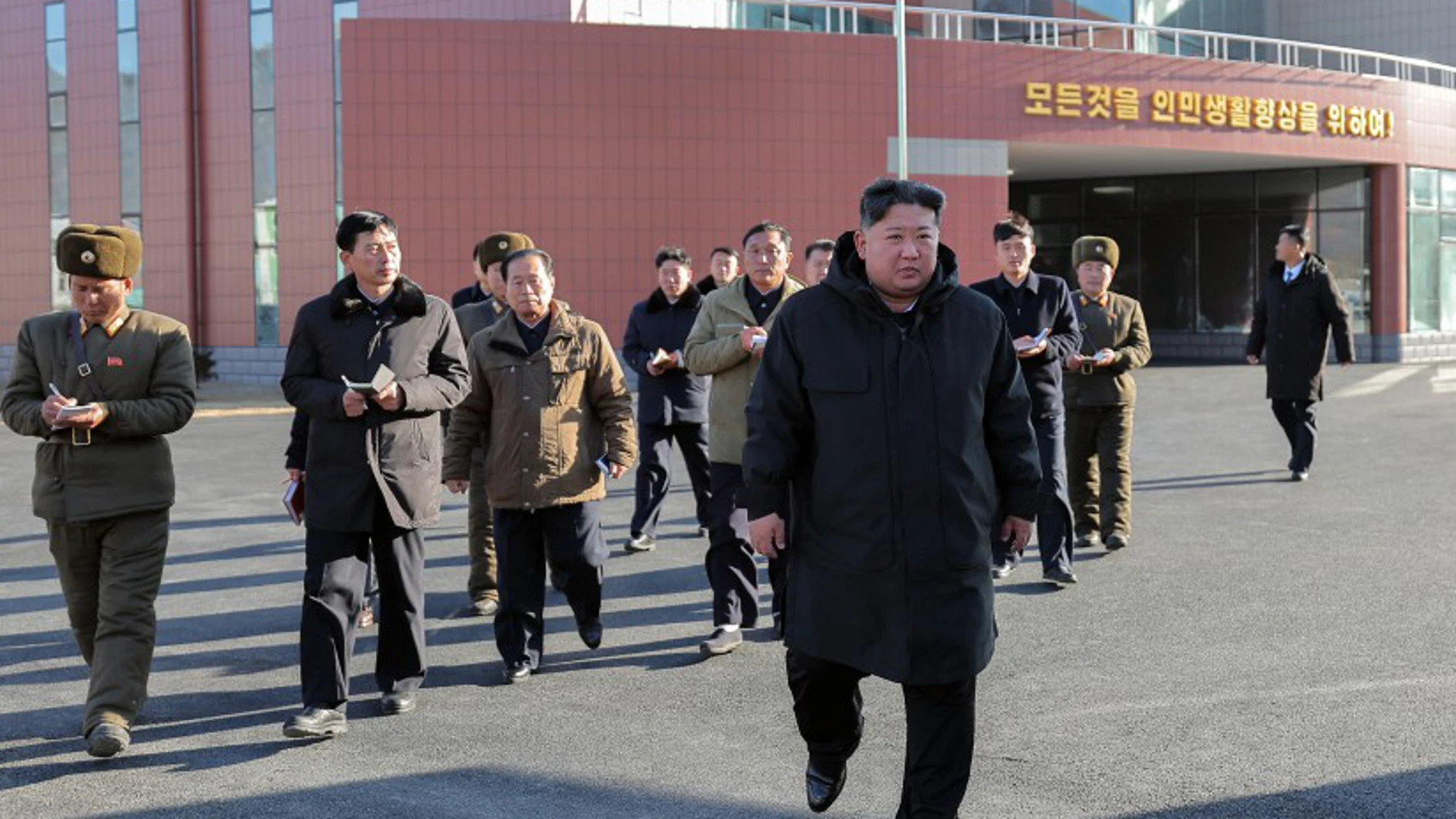 AME6045. PYONGAN DEL SUR (COREA DEL NORTE), 05/12/2025.- Captura de pantalla de video cedida por KCNA del líder norcoreano, Kim Jong-un, durante visitas a fábricas en Pyonyang del Sur (Corea del Norte). Kim Jong-un realizó visitas a fábricas a punto de ser inauguradas, según reportó este viernes el medio estatal KCNA, en un aparente intento de enfatizar logros económicos antes de sesiones clave del Partido de los Trabajadores (WPK) este mes y el próximo año. EFE/ Kcna /SOLO USO EDITORIAL/NO V...