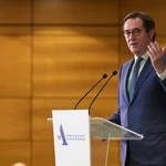 Garamendi acusa al Gobierno de aplicar la motosierra en la negociación colectiva