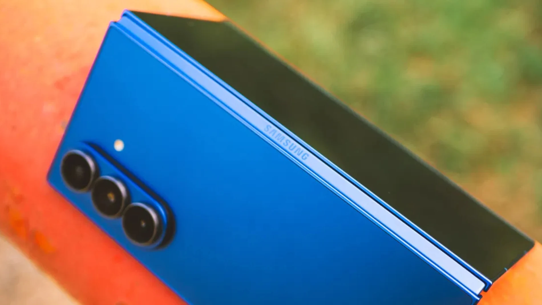 El diseño ultrafino del Samsung Galaxy Z Fold7 en su bonito acabado en color azul